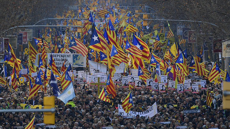 Százezrek tüntettek Barcelonában