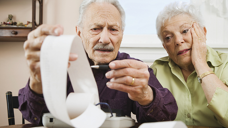 Kell-e egészségügyi szolgáltatási járulékot fizetnie a nyugdíjas vállalkozónak?