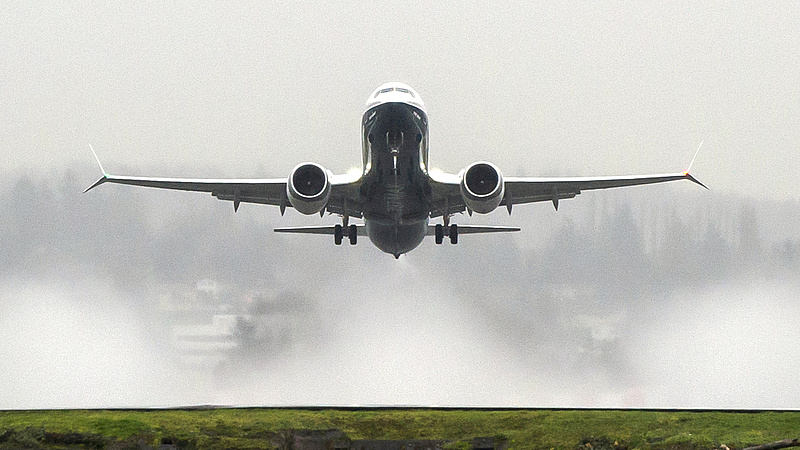 Újra veszik a Boeinget, a légikatasztrófák miatt korábban tilalommal sújtott gépét