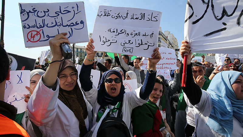 Algériában százezrek tüntetnek az elnök
