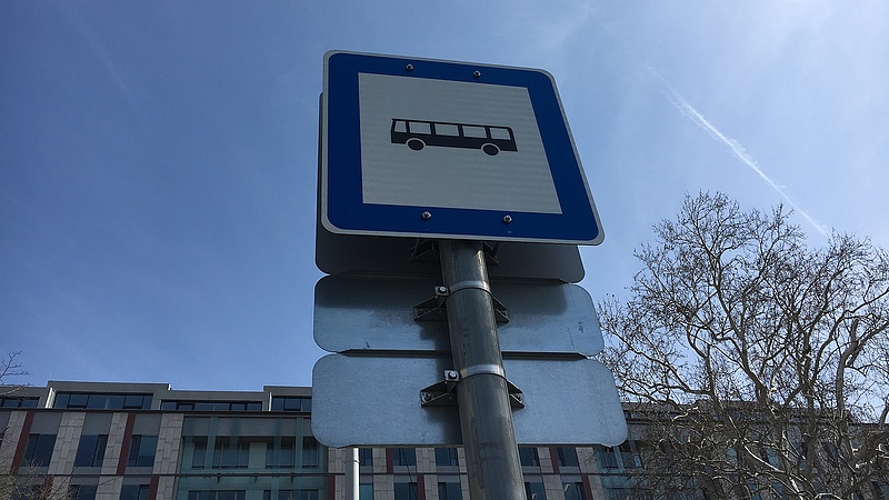 Egy Audi leparkolt a 21-es busz útvonalán - fotóval (frissített)