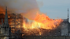 Notre-dame-i tűzvész: Szijjártó felajánlotta az ország segítségét