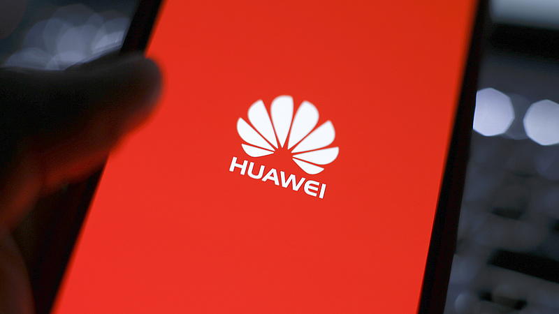 Hajlítható okostelefont dob piacra a Huawei