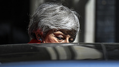 Távozik Theresa May