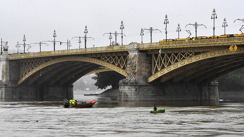Ukrán teherhajó ütközött a Margit hídnak, majd tovább haladt dél felé