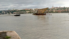 Hajóbaleset - szlovák segítséggel apasztják a Dunát