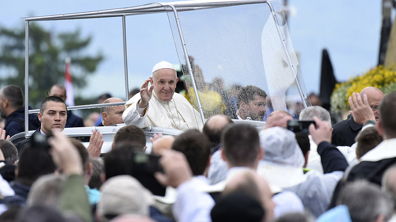Több tízezer ember előtt beszélt a pápa Csíksomlyón