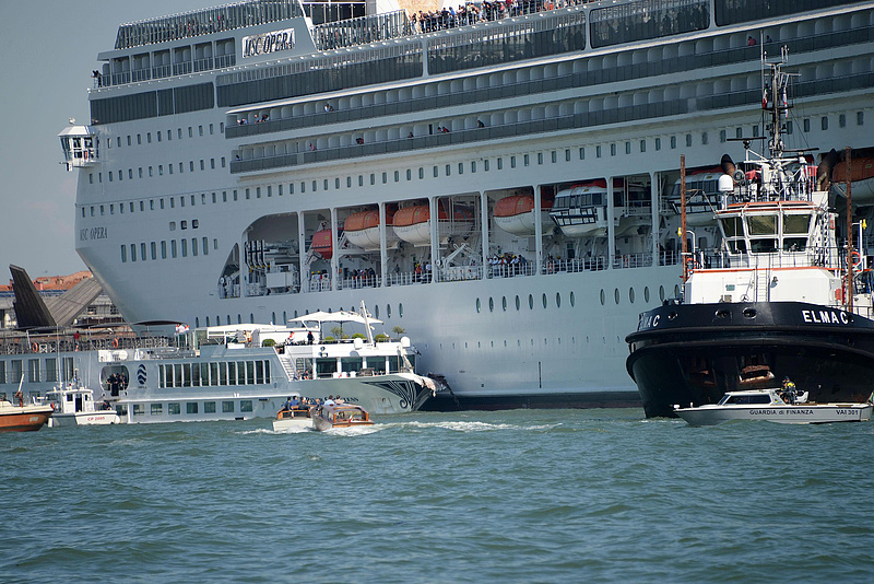 Óceánjáró tarolt le egy turistahajót Velencében