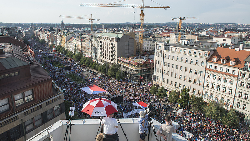 Több száz ezren követelték Babis lemondását Prágában