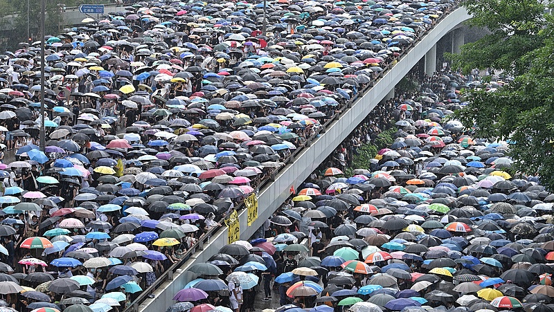 Hongkongi tüntetések: egyre nagyobb a káosz