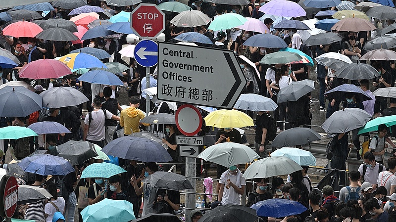 Továbbra sem mond le a hongkongi kormányzó
