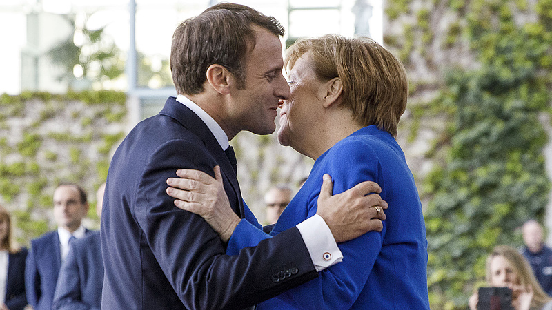 Műmosollyal feszíti szét az uniót Merkel és Macron
