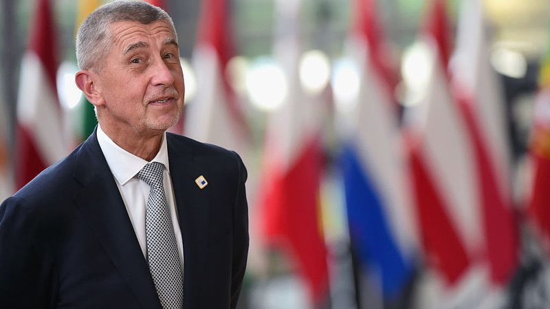 Brüsszel leleplezte a cseh kormányfő csalását, de nem bukik bele