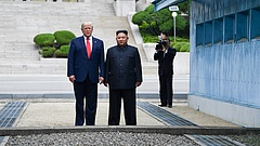 Trump belépett Észak-Koreába