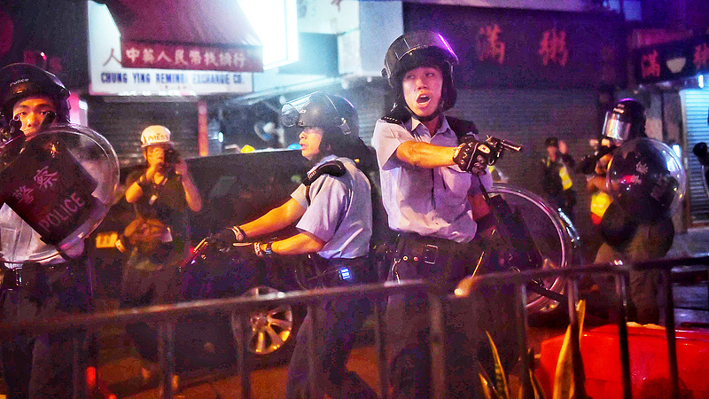 Hongkongi tüntetéshullám: megszólalt a kormányzó