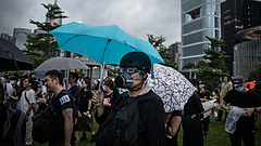 Durvul a helyzet Hongkonban - erőszakos támadás áldozata lett a tüntetések egyik szervezőjére 
