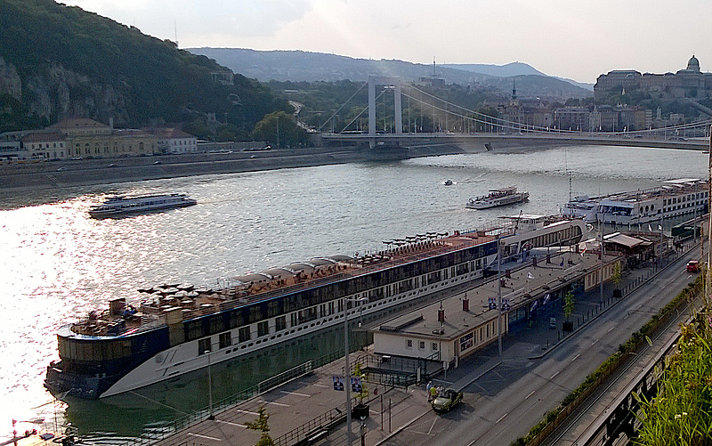 Tarthatatlan állapotok a pesti Duna-parton