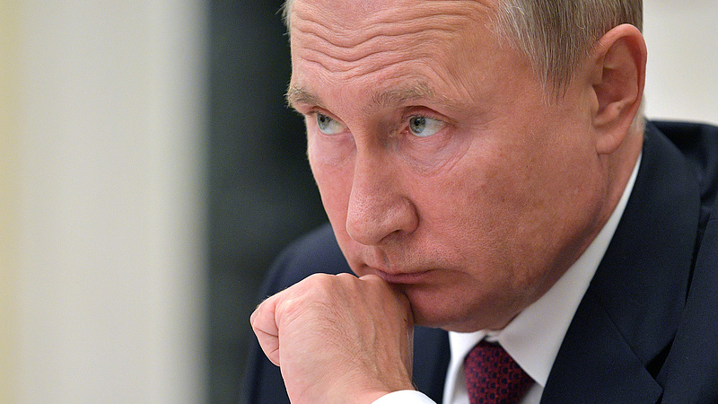 Putyin hátraléphet, mert utolérte a hanyatlás