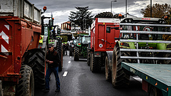 Utakat torlaszoltak el a gazdák Franciaországban