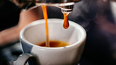 Egy friss tanulmány szerint a kávé egy bizonyos napi mennyiség után növeli a demencia kockázatát