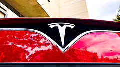 Befektetési bankok szerint túlárazott a Tesla 