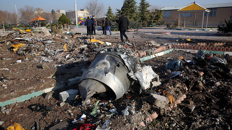 Hazaérkeztek a lelőtt gép ukrán áldozatainak maradványai