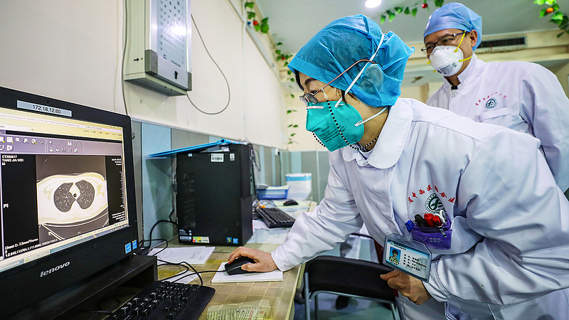 Koronavírus: már a nyugdíjas orvosokat is visszahívnák Kínában