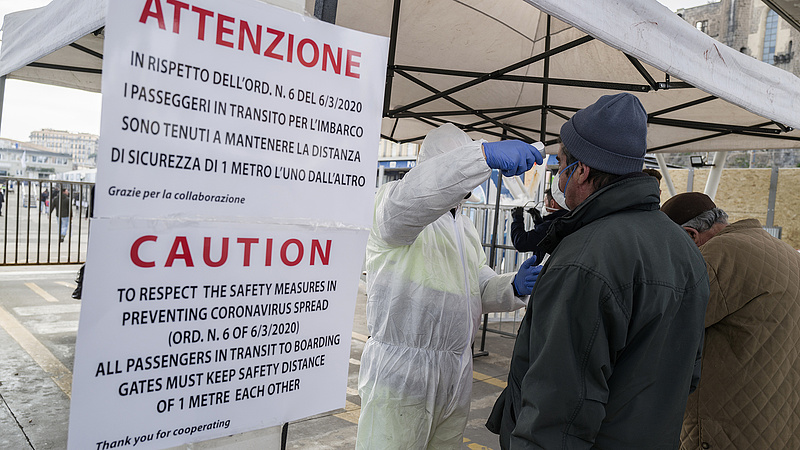 Koronavírus: Olaszországban csökkent az elmúlt 24 órában elhunytak száma, de még messze az alagút vége
