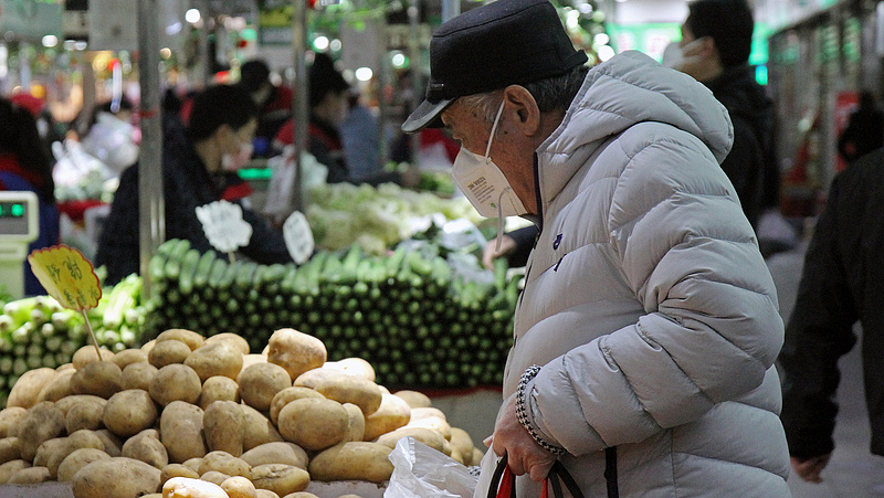 Már a helyi piacokon is korlátozzák az idősek vásárlási idejét
