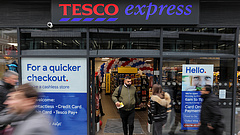 A Tesco kérése csak elsőre látszik meredeknek - újra elindultak a pánikvásárlások a brit boltokban