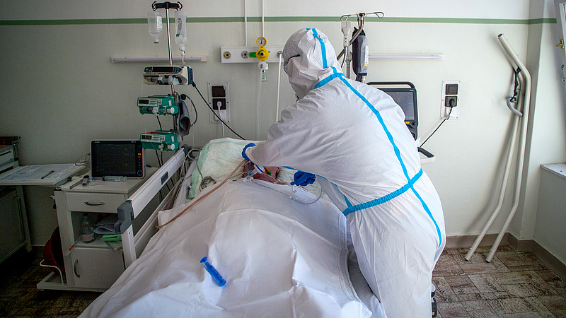 Megérkezett a döntés: a kórházi ágyak húsz százalékát ki kell üríteni