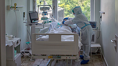 Hivatalos: a súlyos koronavírusos betegeket két budapesti kórházba kell szállítani