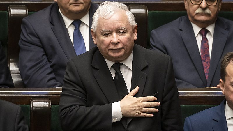 Új összeesküvés-elmélettel állt elő Kaczynski, Orbán Viktornál is merészebb