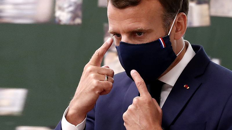 Macron: legalább a jövő nyárig együtt kell élni a koronavírussal