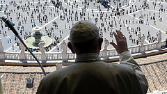 Több ezer helyett több száz fő fogadta a pápát a Szent Péter téren