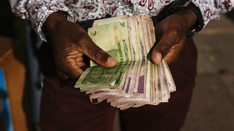 Nem ér semmit a pénz, Zimbabwe visszatér az aranyhoz