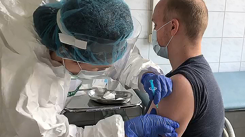 Már gyártják az orosz koronavírus-vakcinát