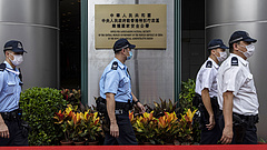 Lecsaptak a kínai hatóságok: megszűnik az Apple Daily hongkongi lap