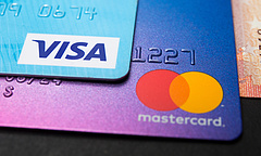 Bankkártyás fizetés: lesújtanának a Visára és a Mastercardra