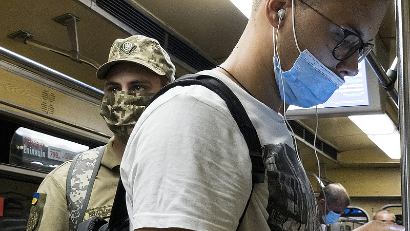 Koronavírus: egy nap alatt hatezer új beteget találtak Ukrajnában