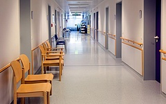 Koronavírus: újabb kórházakban rendeltek el látogatási tilalmat