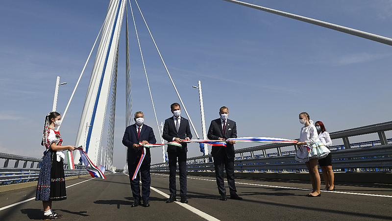 Orbán Viktor átadta a nettó 32 milliárdért épült új Duna-hidat 