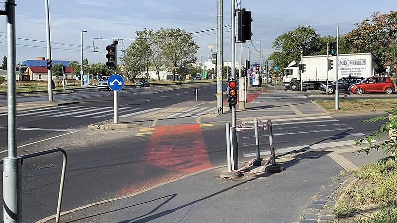 Durva kerékpáros kereszteződés Budapesten - az autósok a piroson is áthajtanak