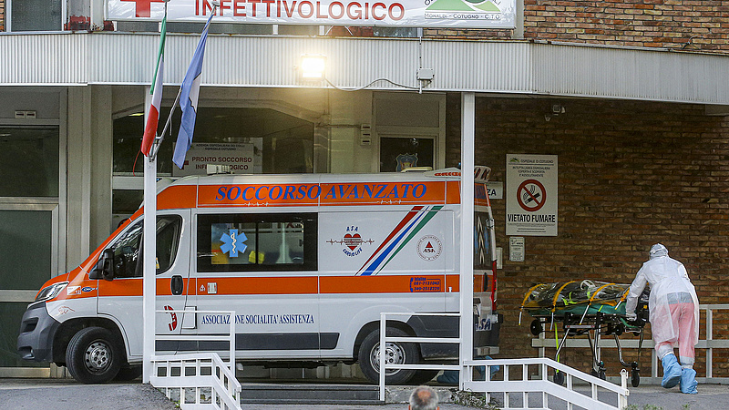 "A betegek vagy otthon, vagy a mentőautókban fognak meghalni" - egyre súlyosabb a járványhelyzet Olaszországban