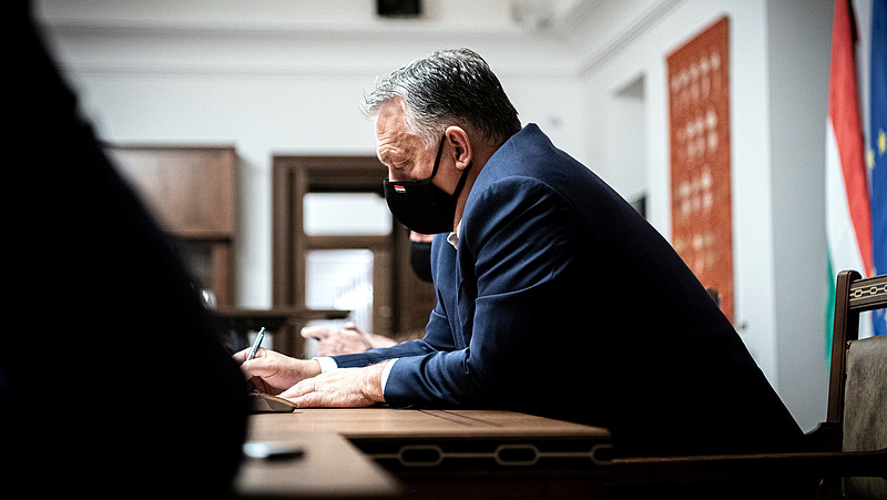 Koronavírus: Orbán Viktor az egészségügyi szakértőkkel találkozott