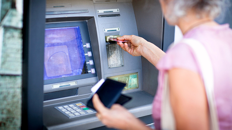 Fordulat a készpénzfelvételnél, befizetők özöne járul az ATM-ek elé