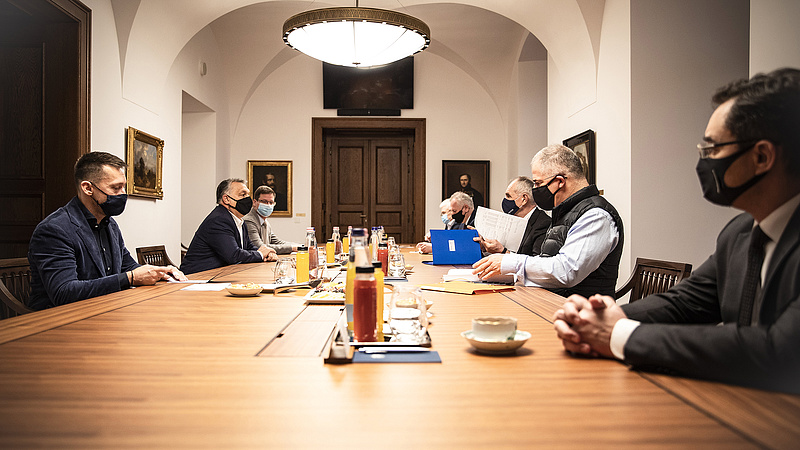 Orbán Viktor és legfontosabb miniszterei az önkormányzatok képviselőivel tárgyaltak