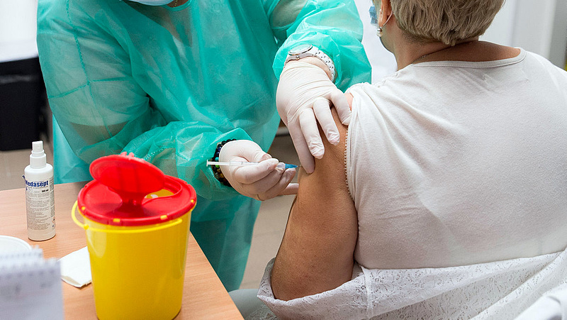 Koronavírus: különös oltási utasítást kaptak a brit kórházak