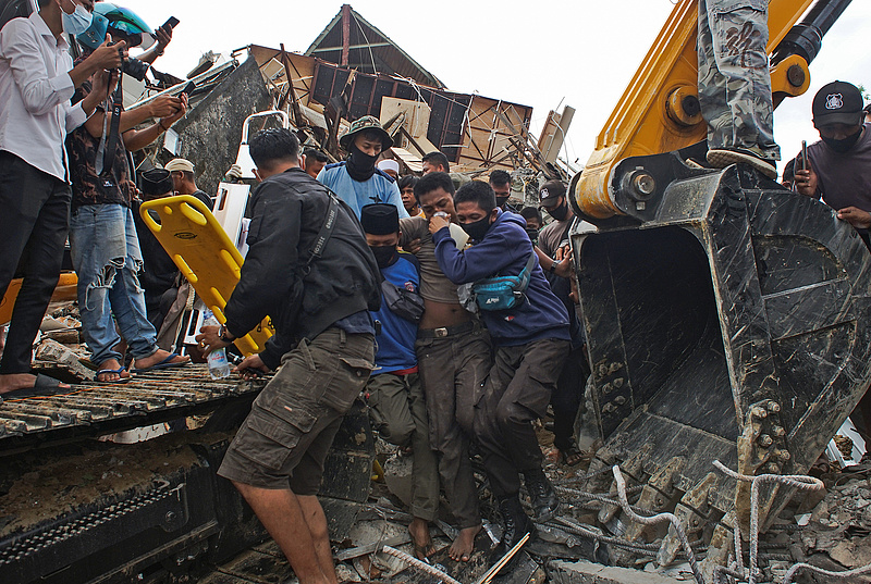 Erős földrengés rázta meg Indonéziát