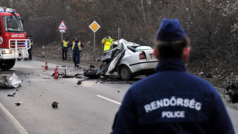 Halálos baleset: busz és autó ütközött Gödöllőnél